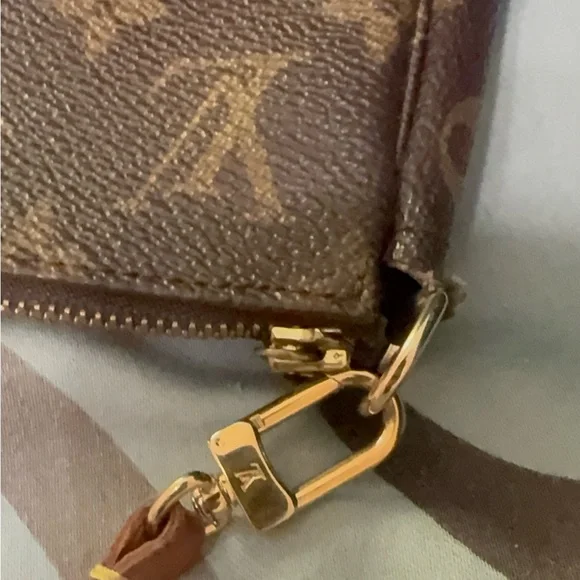 🌟 Authentic Louis Vuitton Pochette Accessoires – Classic Monogram 🌟 - Picture 4 of 16